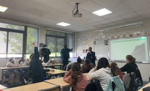 Les agents de la station Romainville-Carnot se présentent aux jeunes Romainvillois·es   