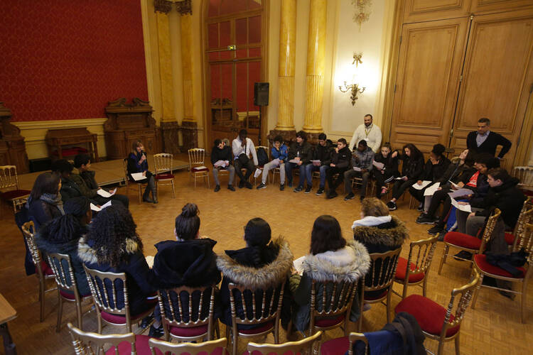 Maire et collégiens dans le salon d'honneur